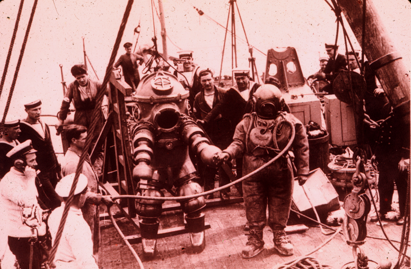 Illustration for article titled The Evolution of the Atmospheric Diving Suit
